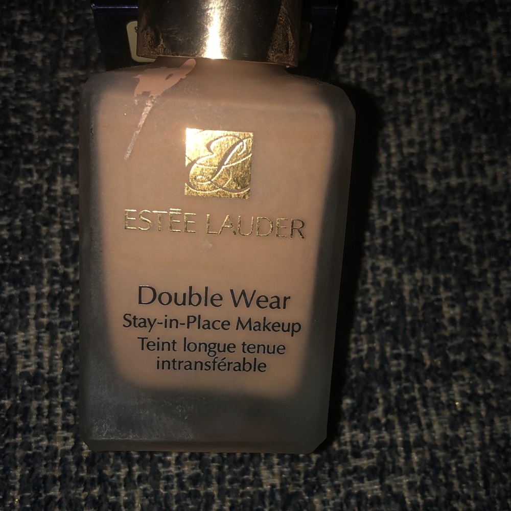 Estee Lauder Double Wear Foundation - Beige Bottle with Navy Box - Picture 3 of 7